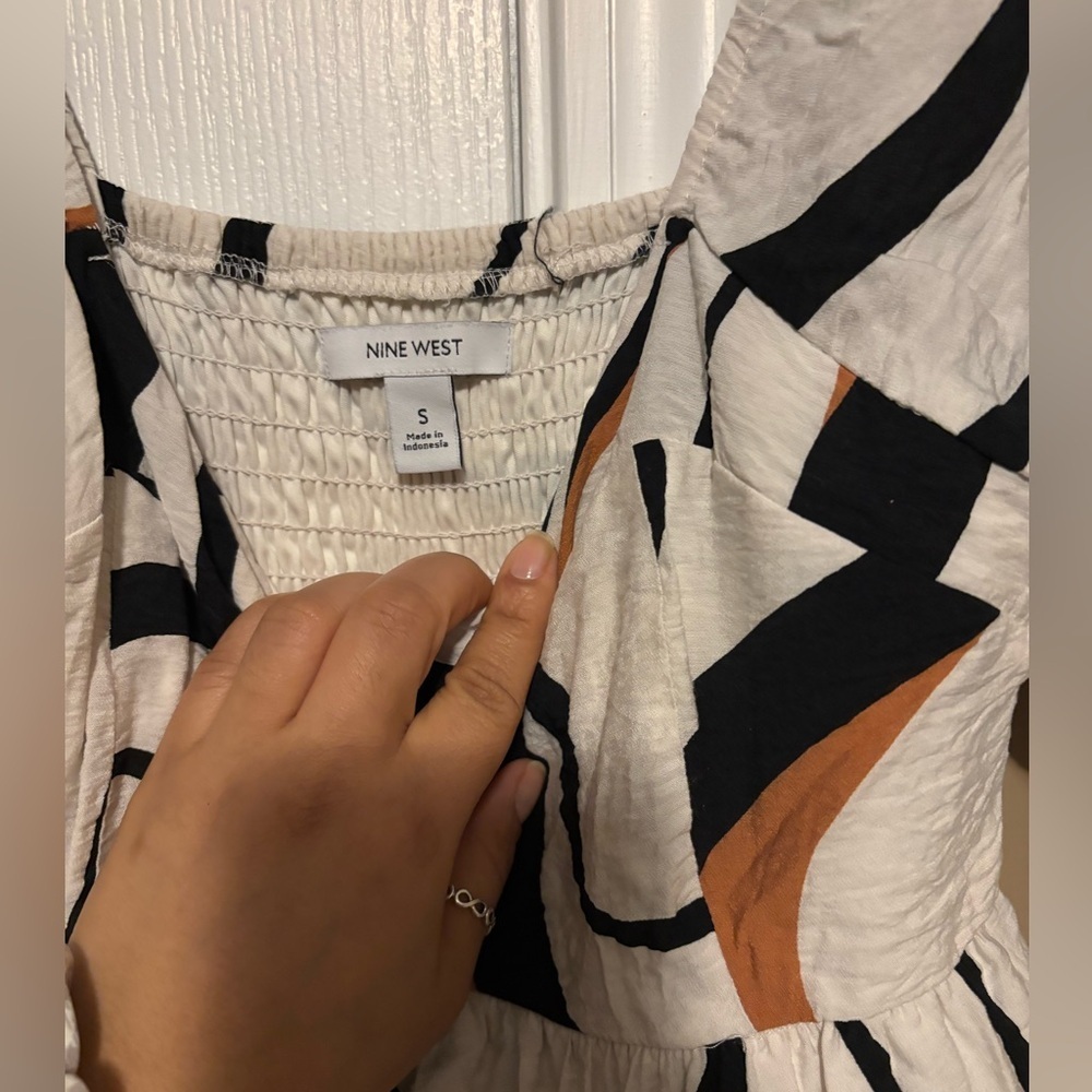 Women’s Nine West White Mini Dress with Black and Tan Abstract Print Size Small - Picture 4 of 5